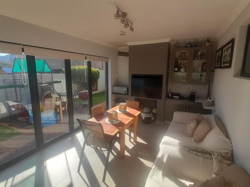 Entertain in Style: Open-Plan Living & Dedicated Braai Room - Photo 7