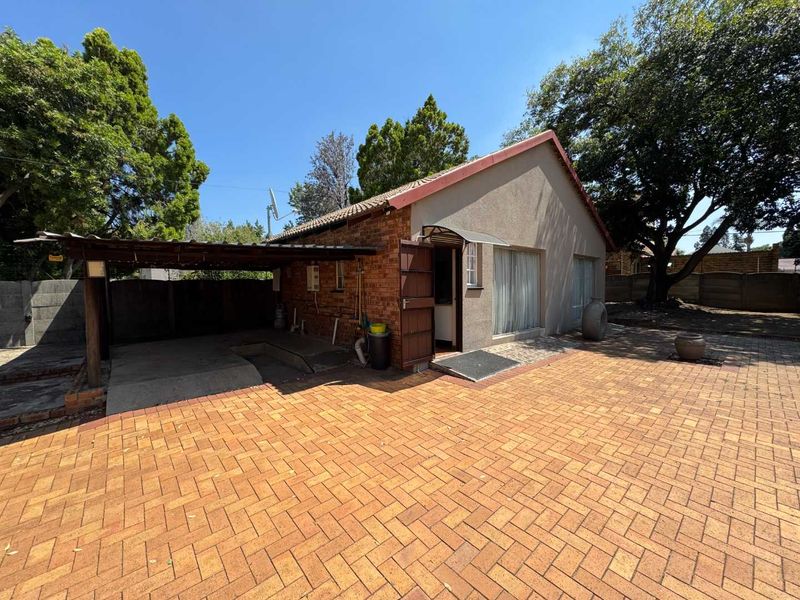 Family Home with 2 Flatlets for Sale - Photo 2