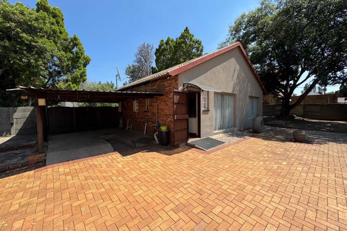 Family Home with 2 Flatlets for Sale - Photo 2