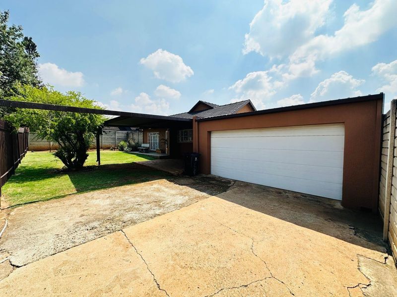 House For Sale in Dinwiddie, Germiston - Photo 2
