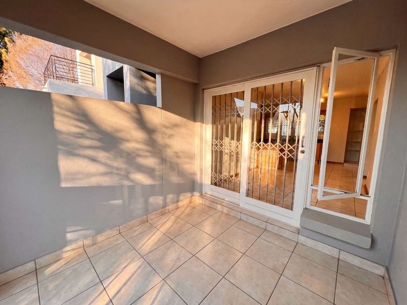 Beautiful Two Bedroom Garden Apartment in Broadacres - Photo 3