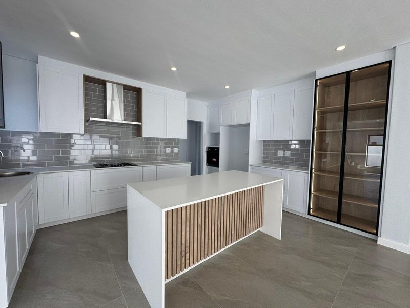 Modern 5-Bedroom Family Home with Exceptional Space & Seamless Indoor-Outdoor Living in Sandown - Photo 4