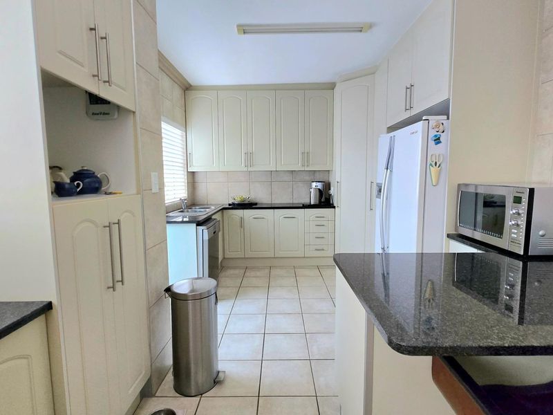 Stunning Double-Storey Home in Kleinbaai with Golf Course, Sea, and Mountain Views - Photo 10