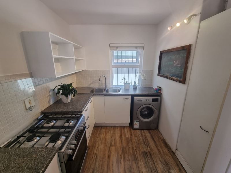 Semi-furnished Two-Bedroom Townhouse with Courtyard and Garage in Sought-After Claremont Upper! - Photo 9