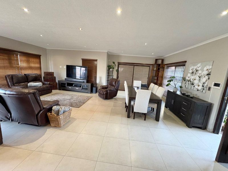 5 Bedrooms Finished House To Rent in Long Beach - Photo 3