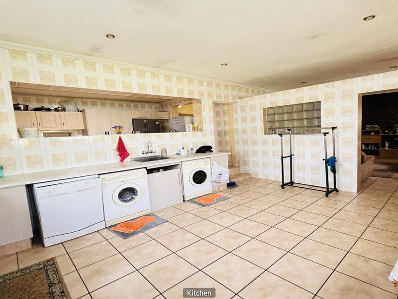 Family Home with Expansive Stand - Photo 4