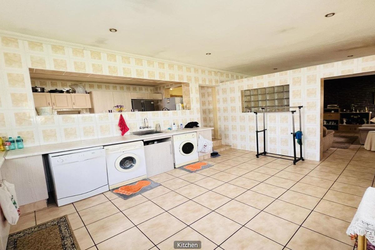 Family Home with Expansive Stand - Photo 4
