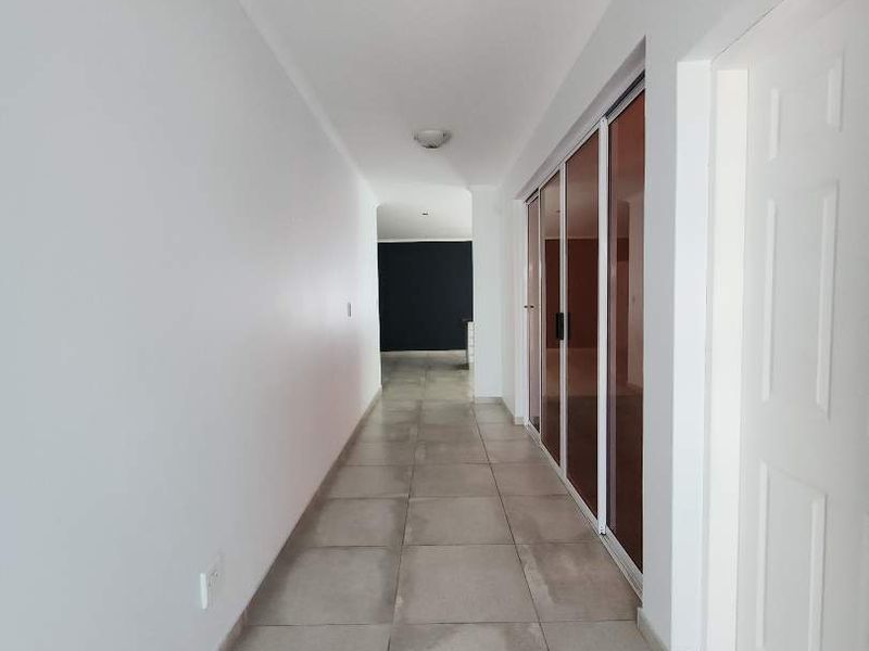 Rock face bricks with white aluminum windows. equals maintenance free. - Photo 4