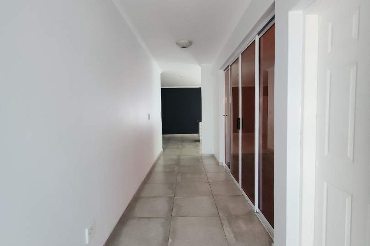 Rock face bricks with white aluminum windows. equals maintenance free. - Photo 4