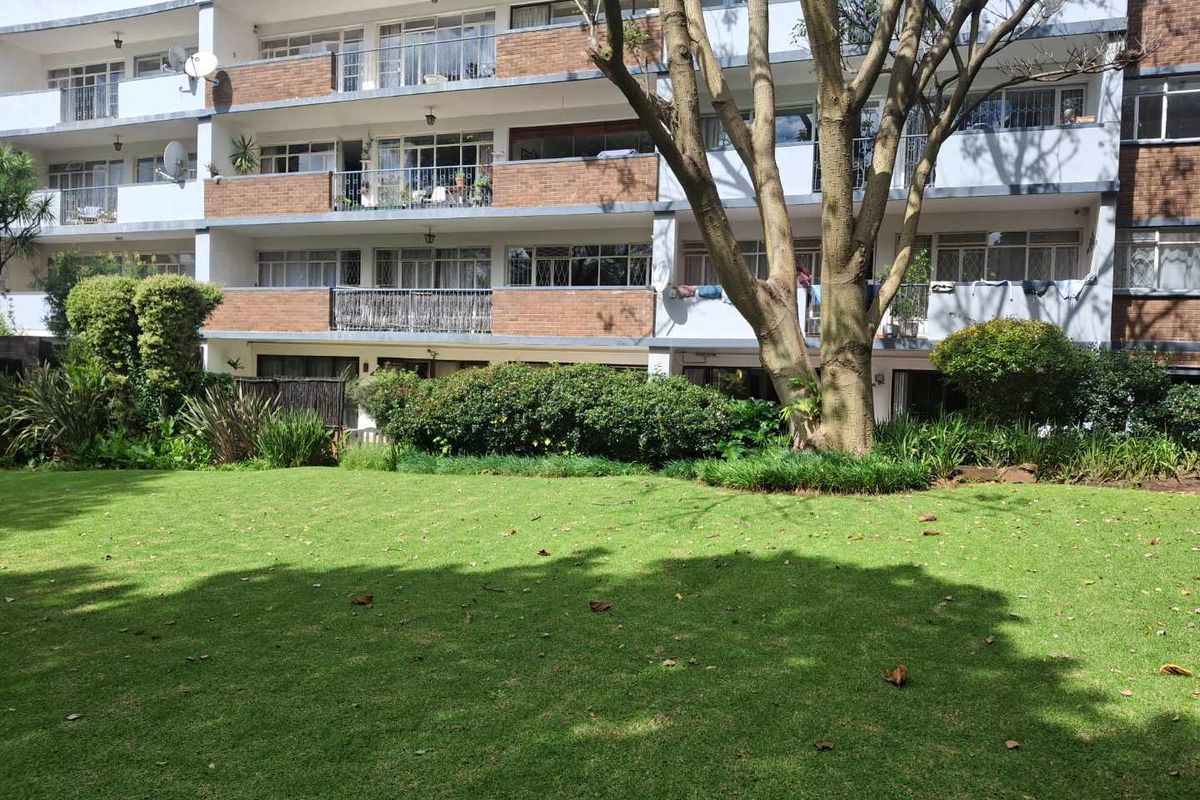 A CHARMING THREE BEDROOM GARDEN APARTMENT - Photo 3