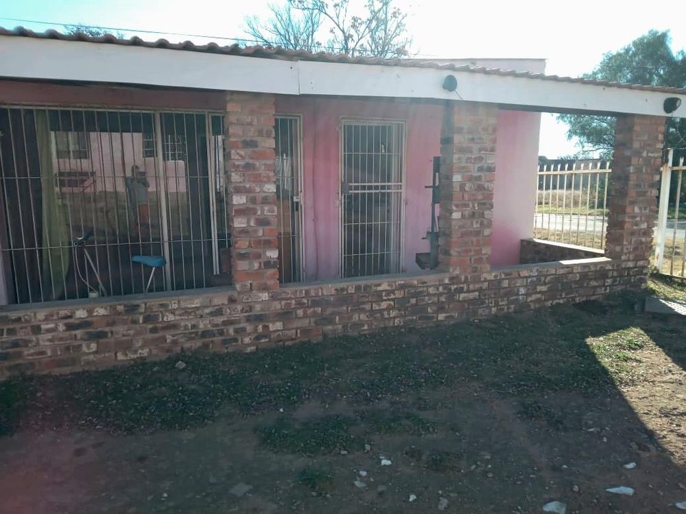 Separate 1 Bedroom flat with a living room, kitchen and bathroom