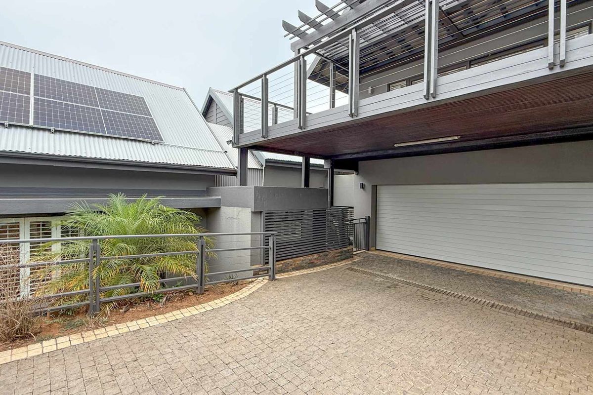 Spacious family Home plus bachelor flat - Photo 2