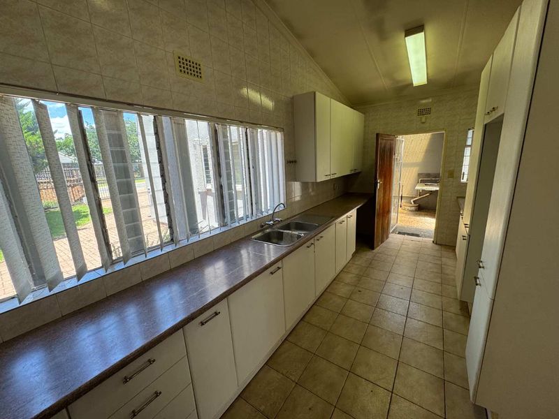 Huge Family Home For Sale - Photo 8