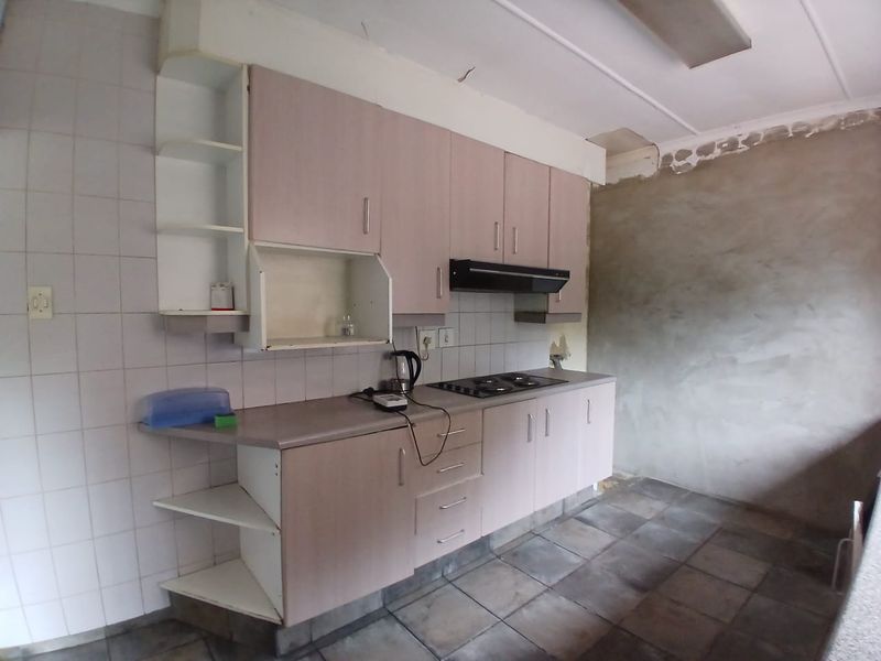 Large Family Home with 2 Flatlets - Photo 9