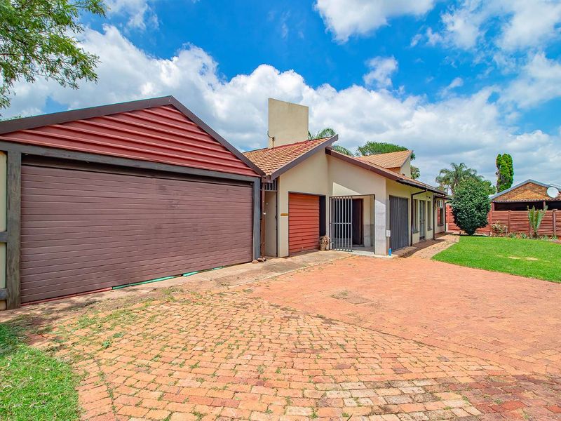 Large Family Home with Exceptional Amenities in Doornpoort - Photo 3