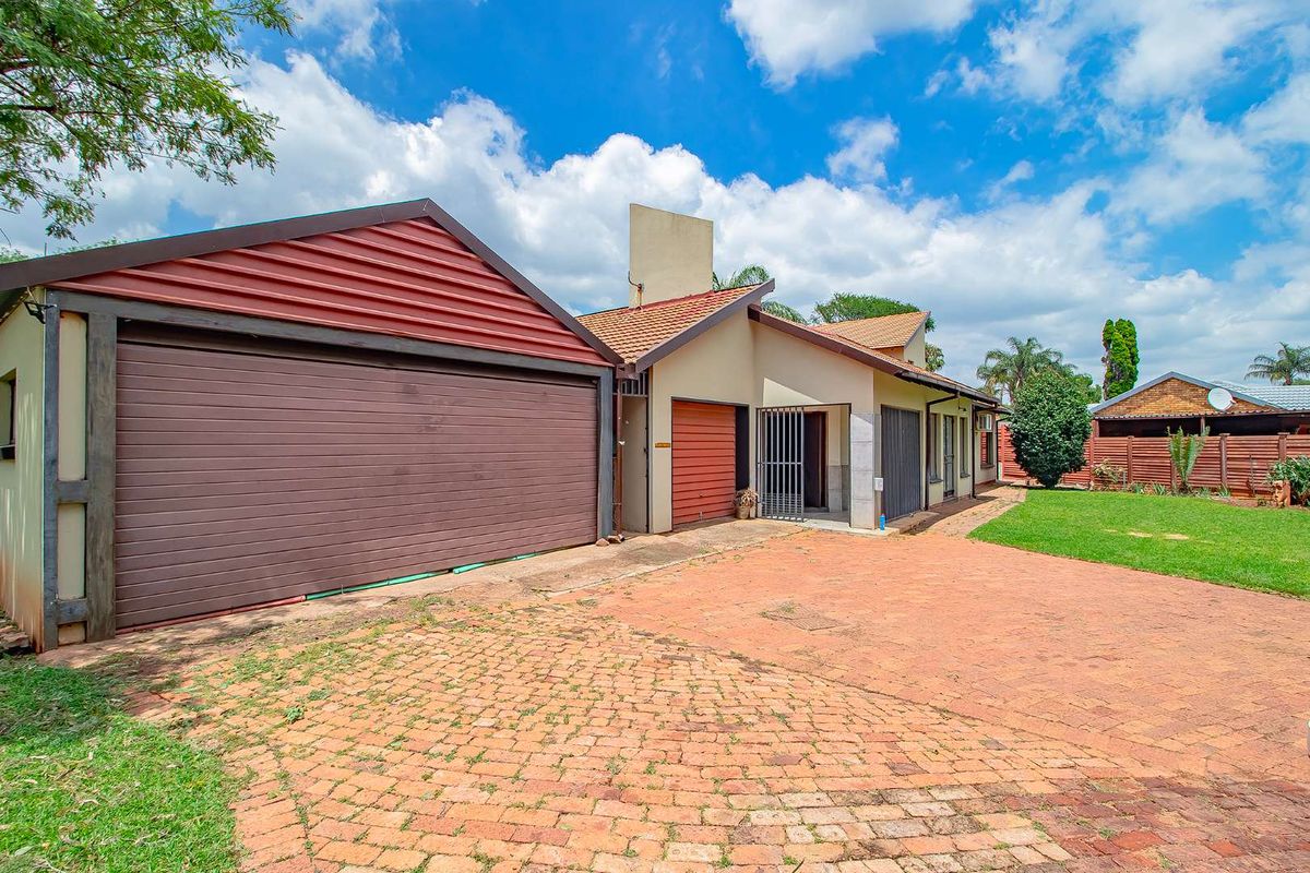 Large Family Home with Exceptional Amenities in Doornpoort - Photo 3