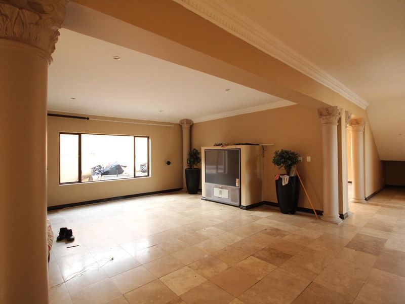 Elegant 4-Bedroom Tuscan Masterpiece For Sale in Blue Valley Golf Estate - Photo 7