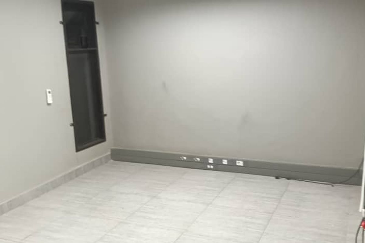 "Invest in Prosperita: Prime Warehouse for N$ 2,000,000" - Photo 4