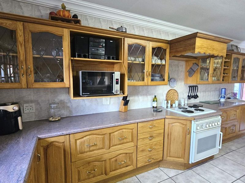 5 Bedroom Entertainers Dream Home in Schoemansville - Photo 8