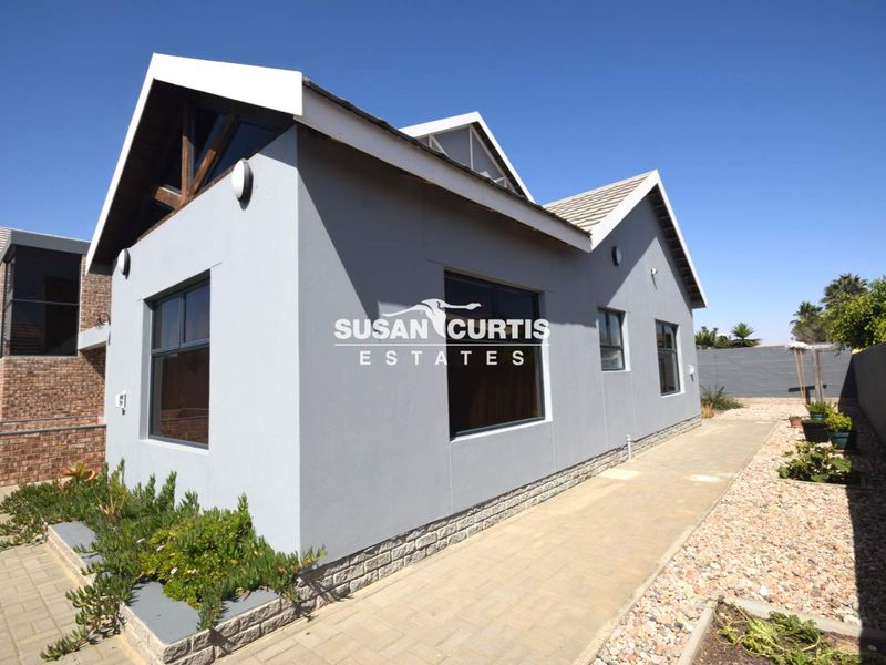 Elegant 5 Bedroom Home - Photo 4