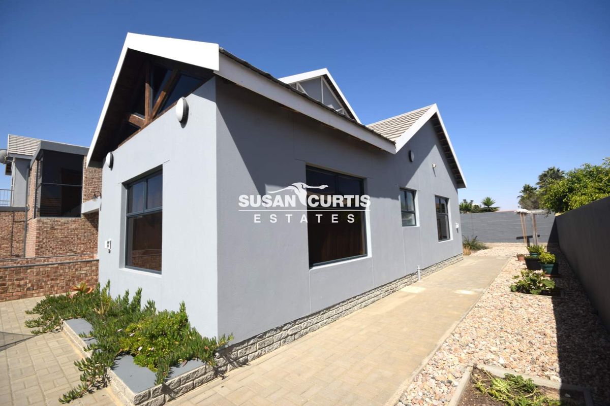 Elegant 5 Bedroom Home - Photo 4