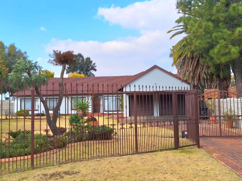 5 Bedroom Property Neat as a Pin!! - Photo 2