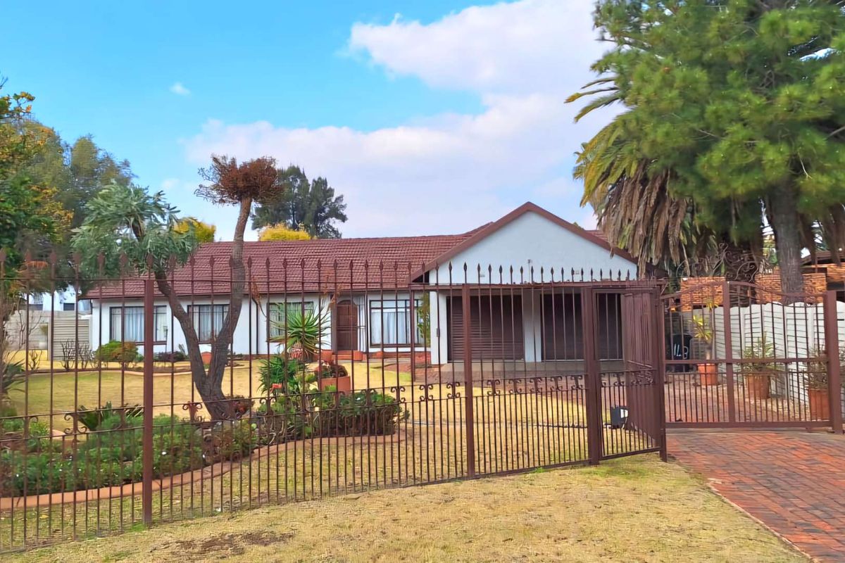 5 Bedroom Property Neat as a Pin!! - Photo 2