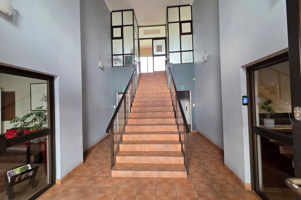 Prime First Floor Office Space To Let – Exceptional Location Next to Hillfox - Photo 4