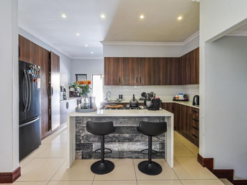 Charming Family Home: Newly Renovated 3-Bedroom - Photo 4