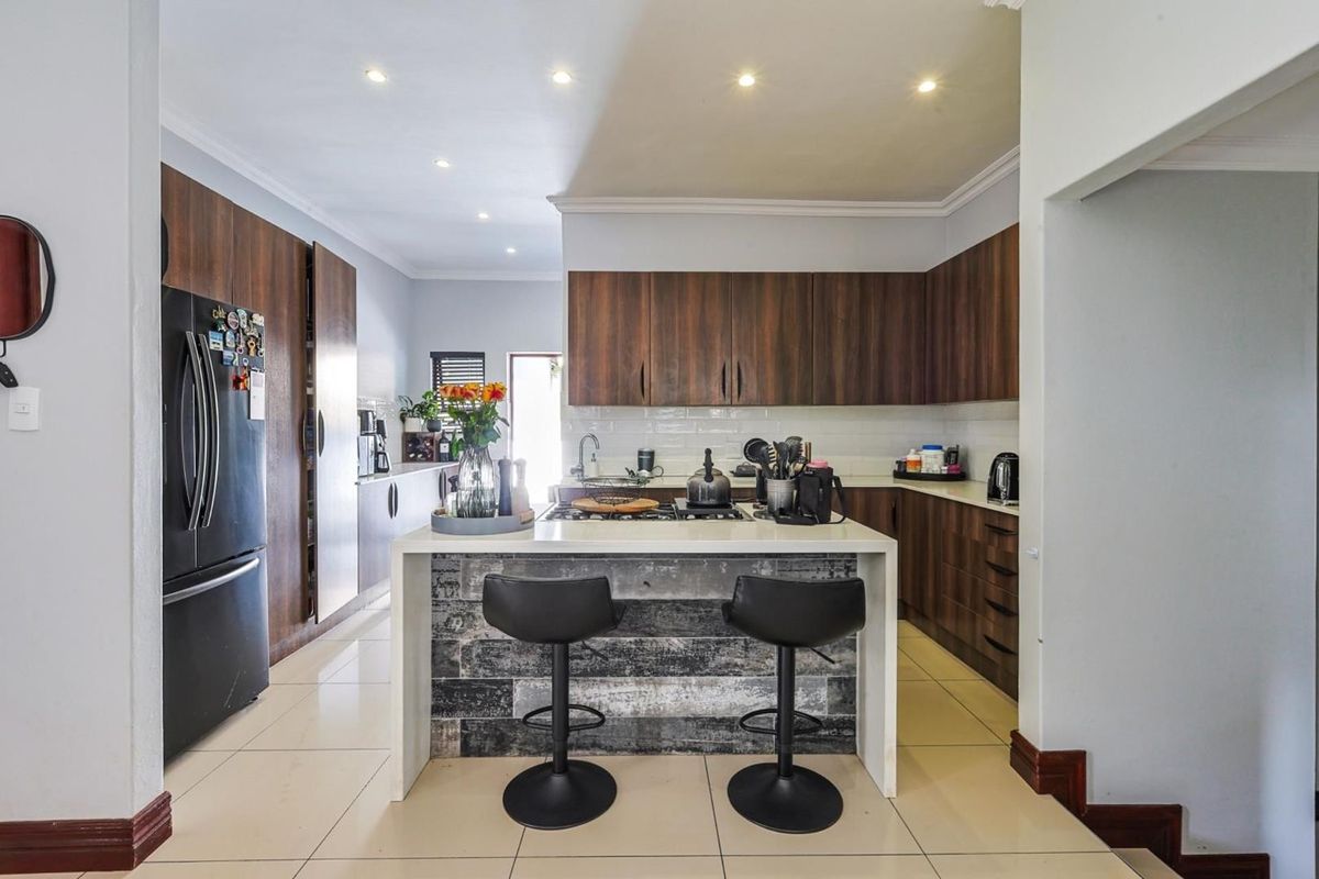 Charming Family Home: Newly Renovated 3-Bedroom - Photo 4