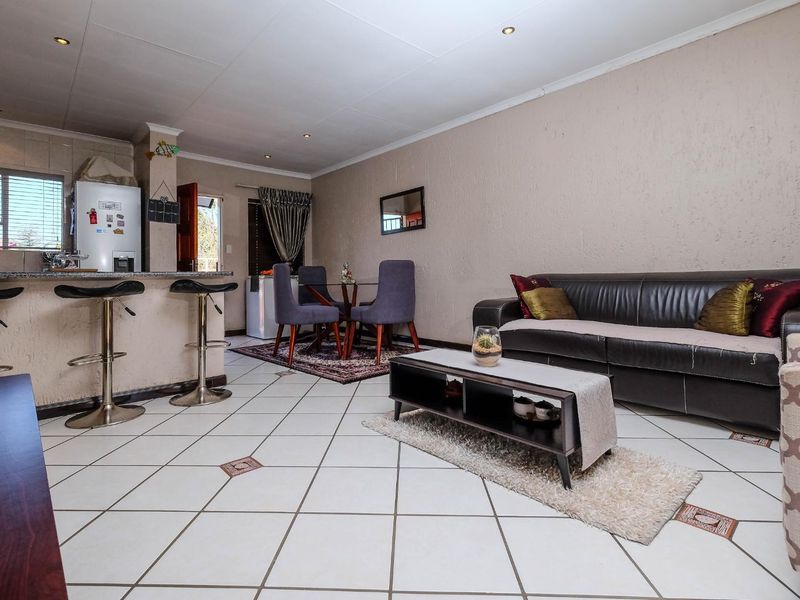 Lovely 3 Bedroom/2 Bathroom Simplex with Double Garage! - Photo 8