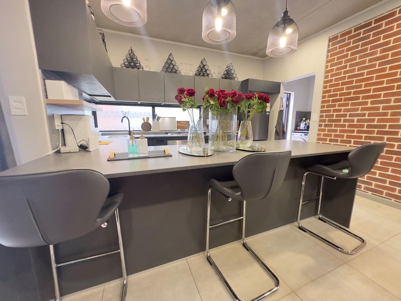 Newly built modern house in sort after secure complex - Photo 6