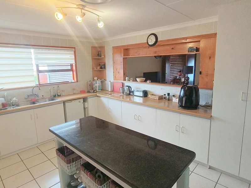Charming 3 Bedroom House with Sea View in Dana Bay - Photo 3