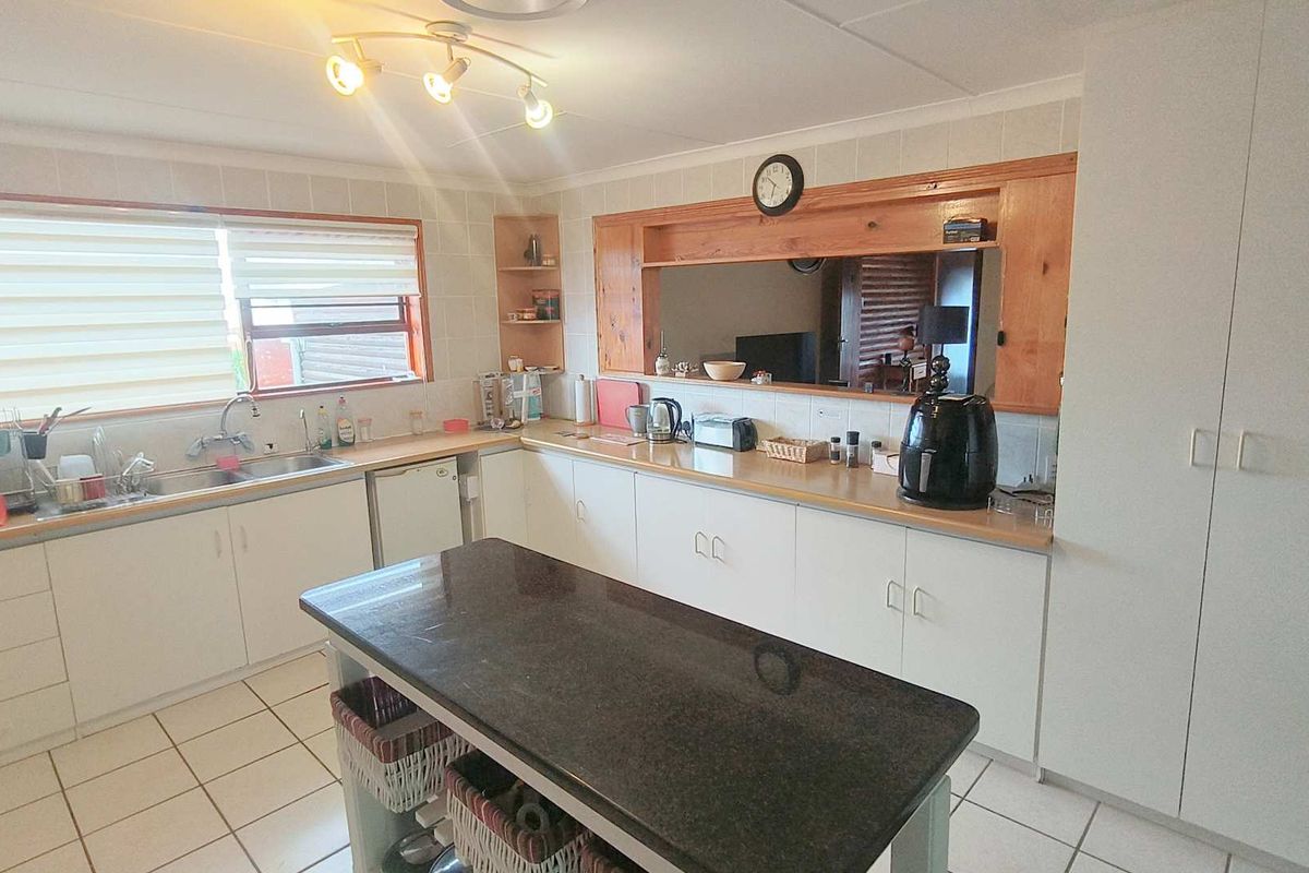 Charming 3 Bedroom House with Sea View in Dana Bay - Photo 3