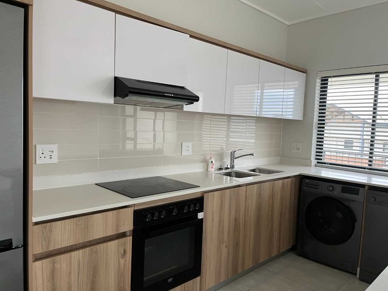 Modern Top-Floor 2-Bedroom Apartment To Rent in a Popular Balwin Estate - Photo 5