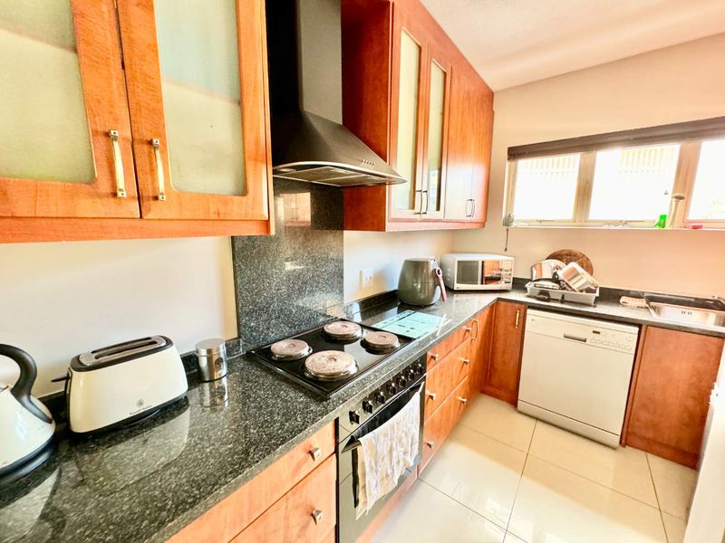 Hendra Estates - Stunning Furnished Triplex Unit For Rent In Umhlanga Rocks! - Photo 4