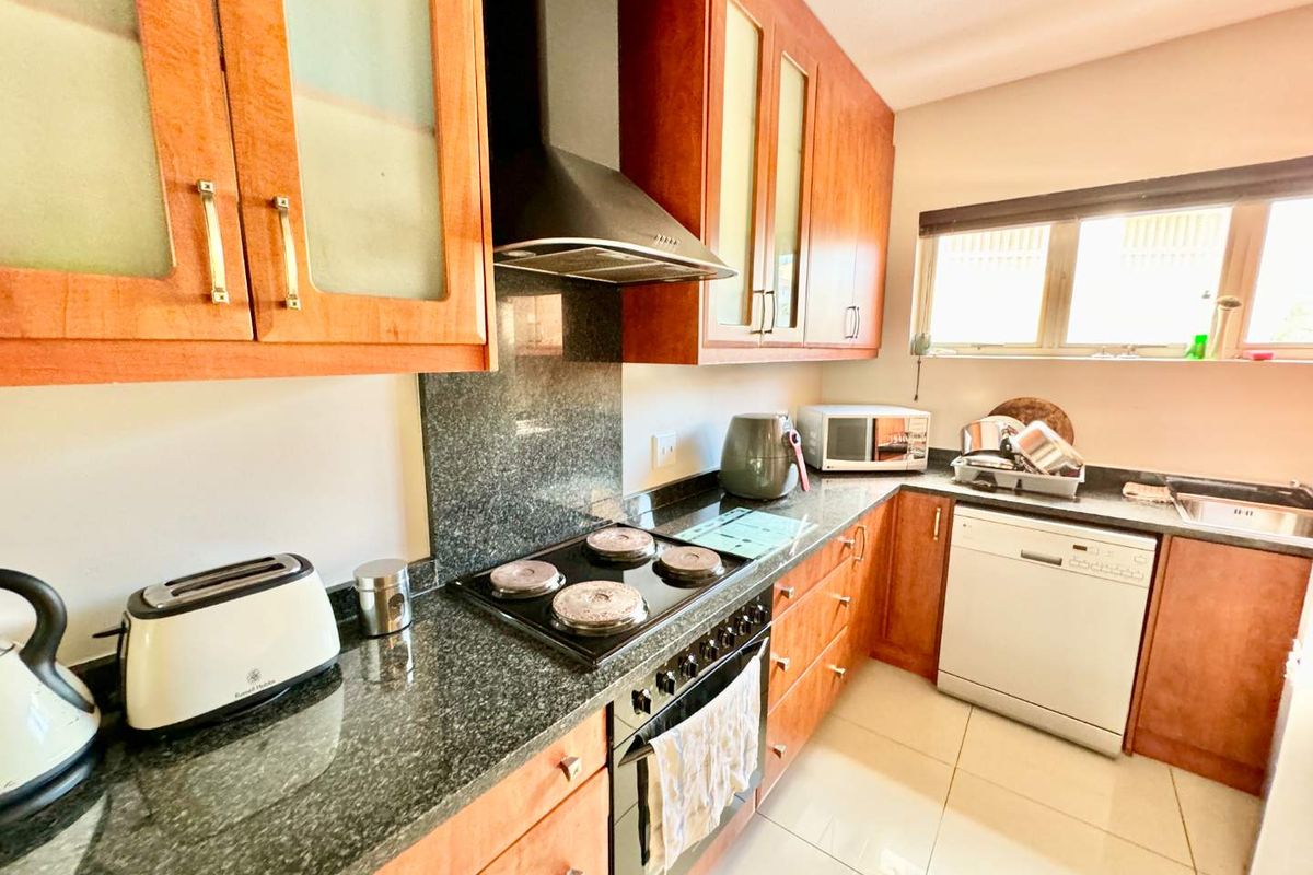 Hendra Estates - Stunning Furnished Triplex Unit For Rent In Umhlanga Rocks! - Photo 4
