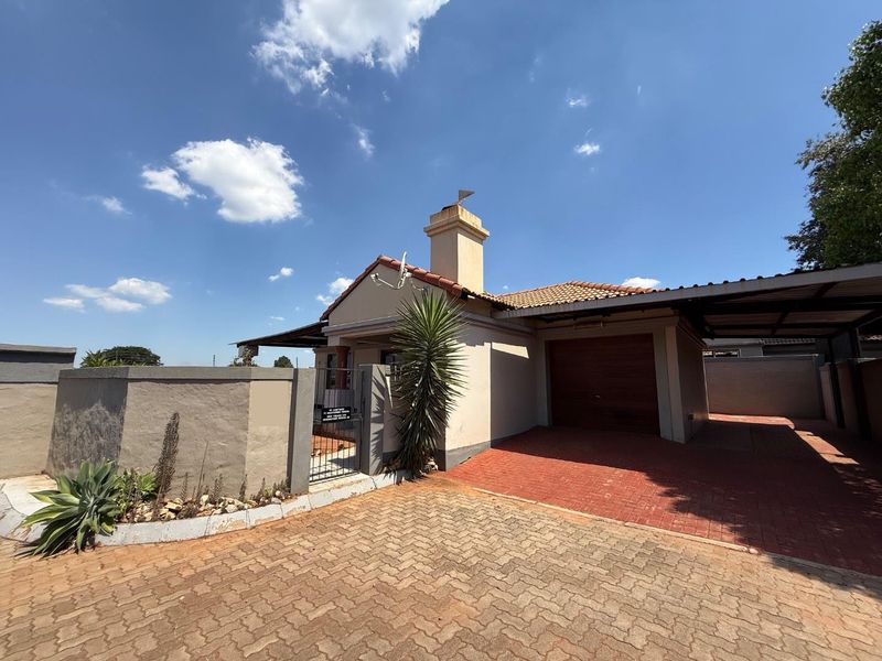 Charming Two-Bedroom Full-Title Home on a Spacious Corner Stan - Photo 2