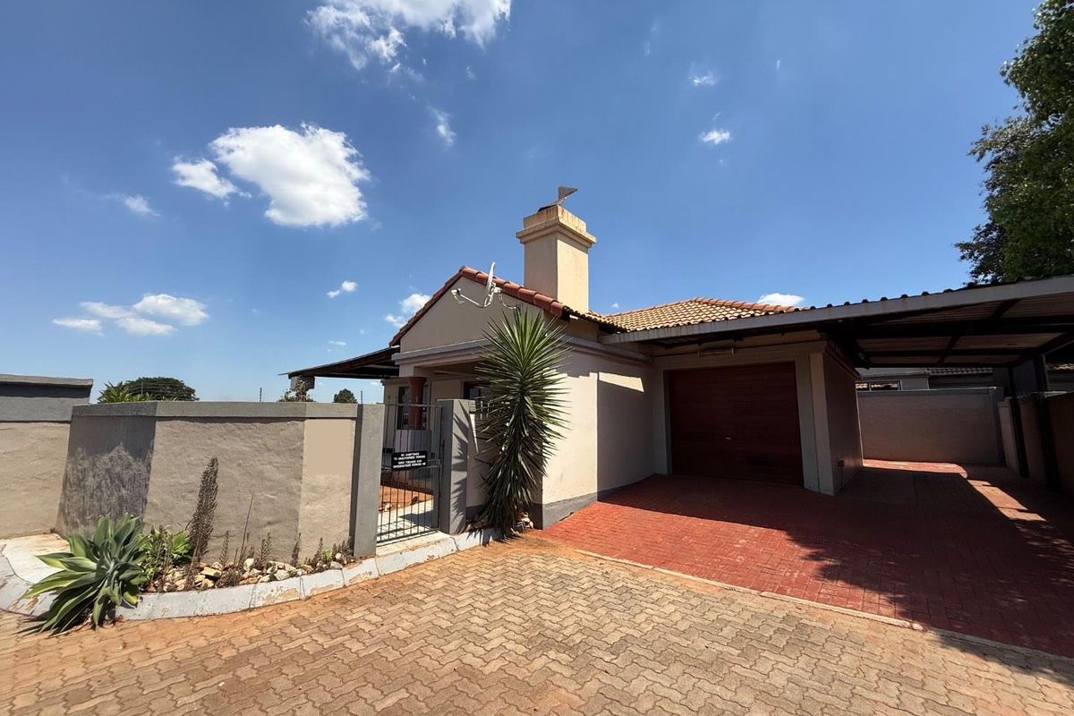 Charming Two-Bedroom Full-Title Home on a Spacious Corner Stan - Photo 2