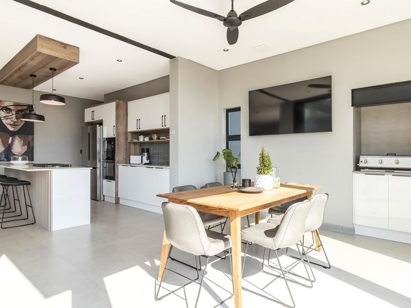 Stylish and sophisticated luxury new home - Photo 8