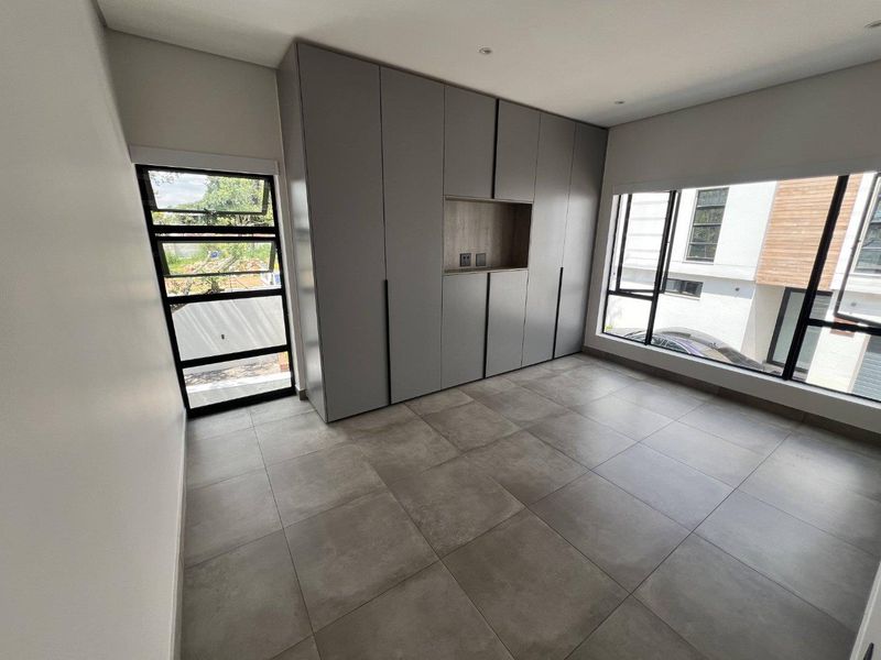 Modern 4-Bedroom Townhouse in Hyde Park | Luxury Living in a Prime Sandton - Photo 6