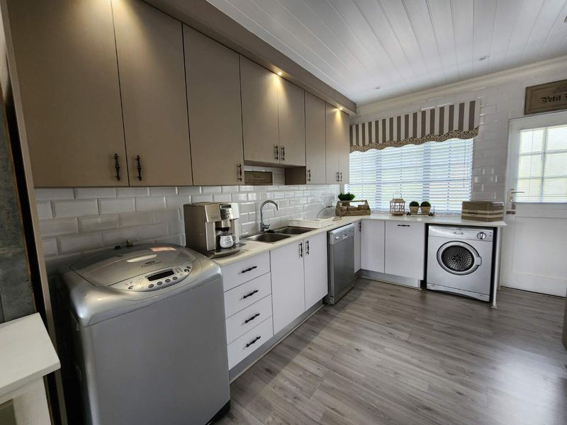 French inspired-look House for Sale! - Photo 8