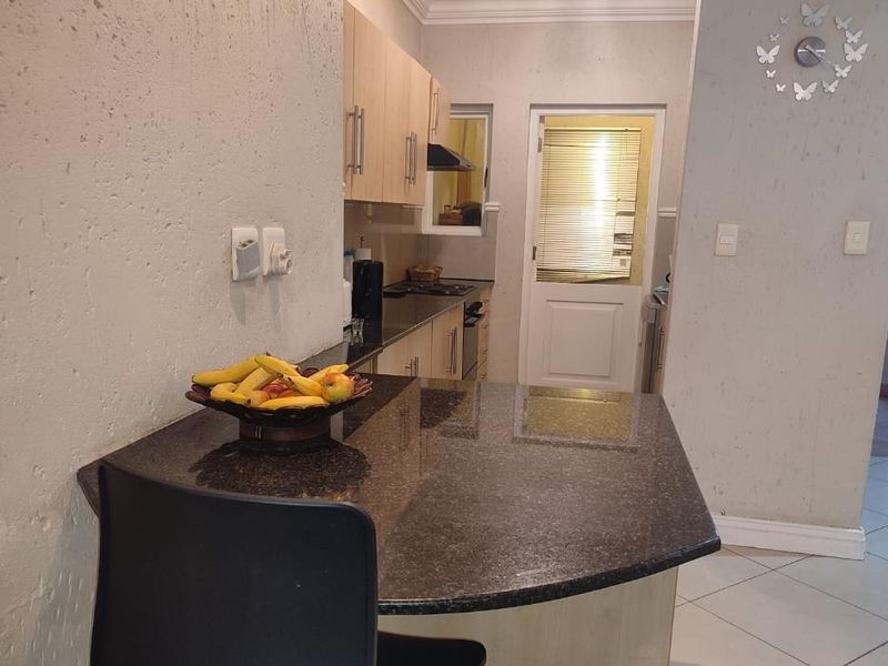 Top floor duplex apartment in desirable Morningside complex - Photo 6