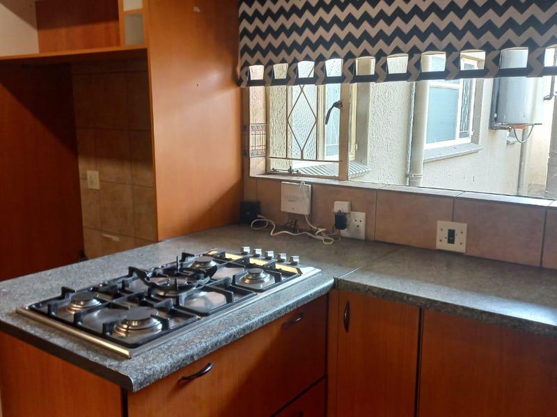 4 bedroom home + flatlet in 24 hour security area - Photo 6