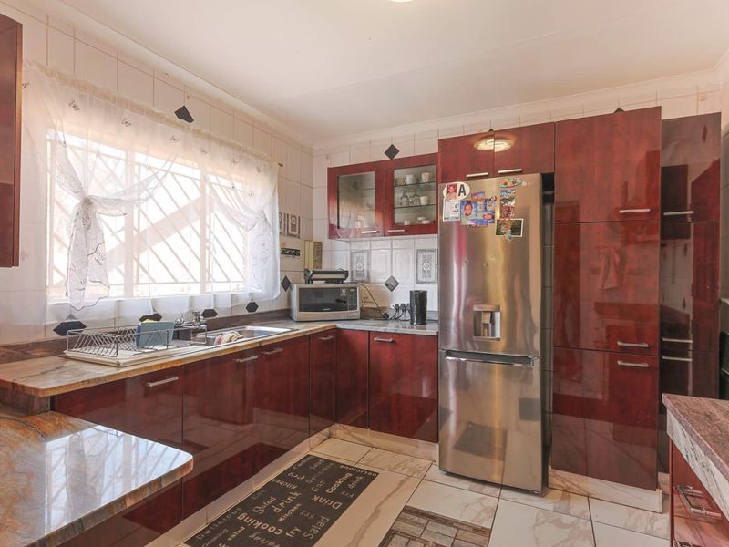 Spacious 3 Bedroom Family Home with Income-Generating Flatlets - Photo 9