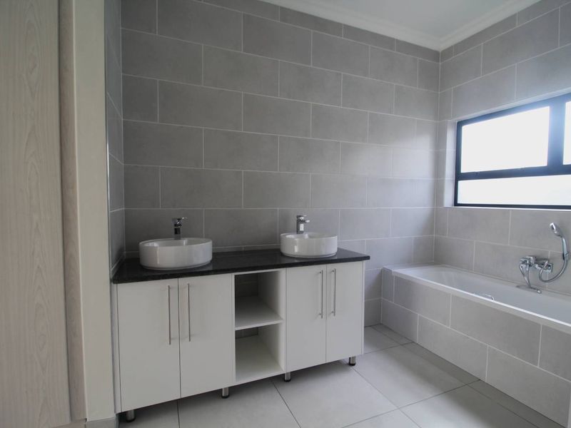 Open Plan 3 Bedroom House - Photo 8