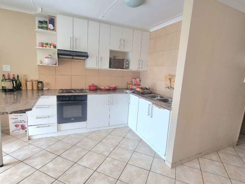 SPACIOUS TOWNHOUSE FOR SALE - Photo 6