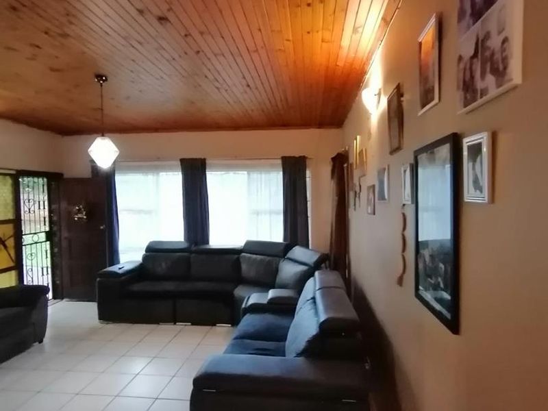 HOUSE FOR SALE,SKUINSHOOGTE,NEW CASTLE - Photo 9