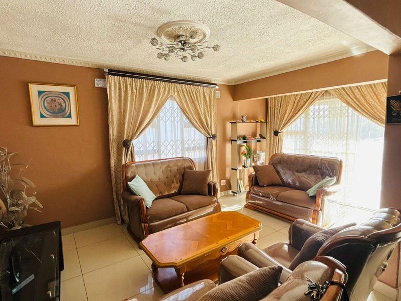 4 bedroom House with 2 bathrooms( en suite plus normal) at Newlands West - Photo 6