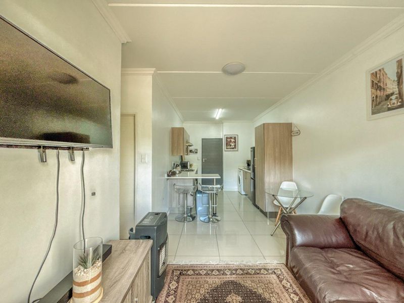 Modern Look-Up and Go 1 Bedroom Apartment /Flat for sale in Halfway Gardens - Photo 7